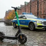 Willkommen auf unserer neuen E-Scooter-Plattform! eScooter vor Streifenwagen
